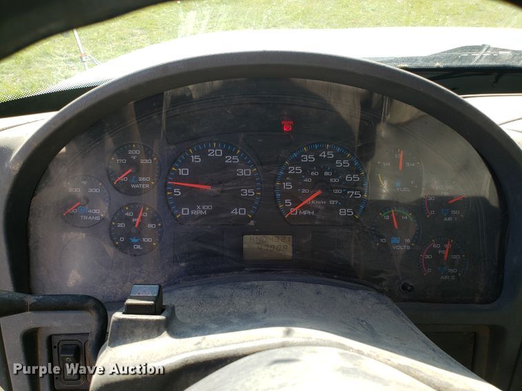 image for item EK9101 2006 International 7400 utility truck