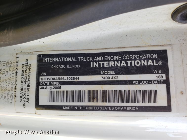 image for item EK9101 2006 International 7400 utility truck