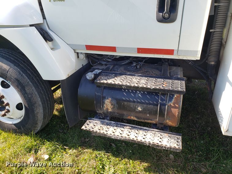 image for item EK9101 2006 International 7400 utility truck