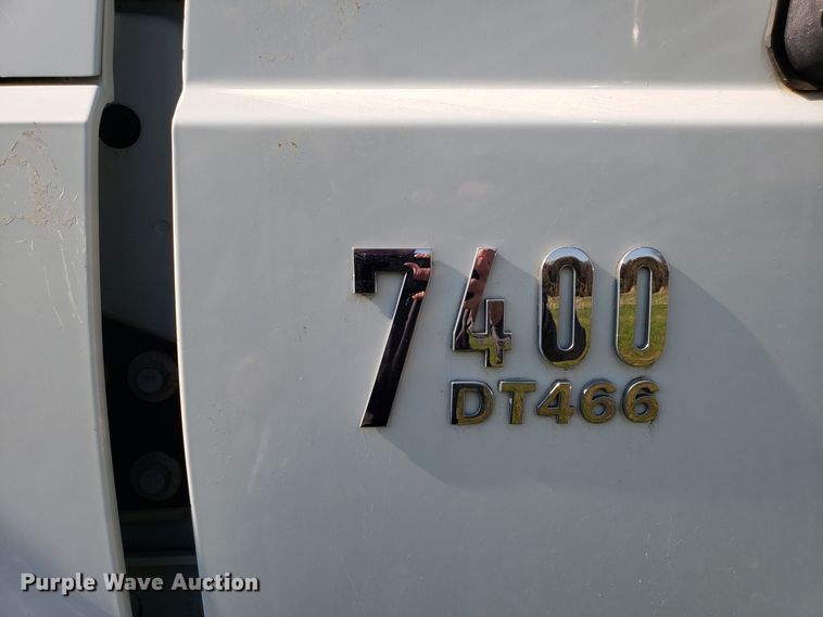 image for item EK9101 2006 International 7400 utility truck