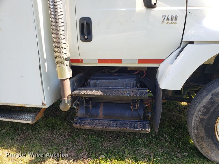 image for item EK9101 2006 International 7400 utility truck