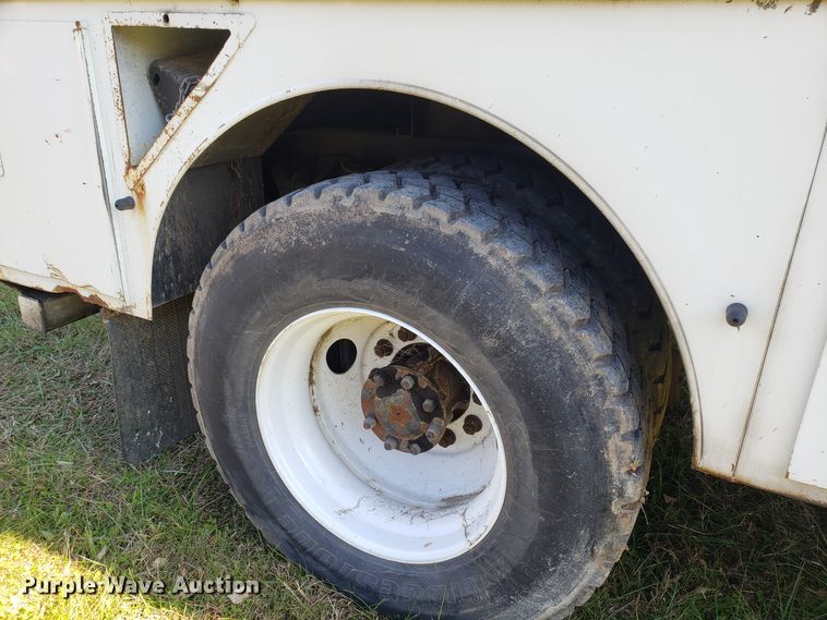 image for item EK9101 2006 International 7400 utility truck