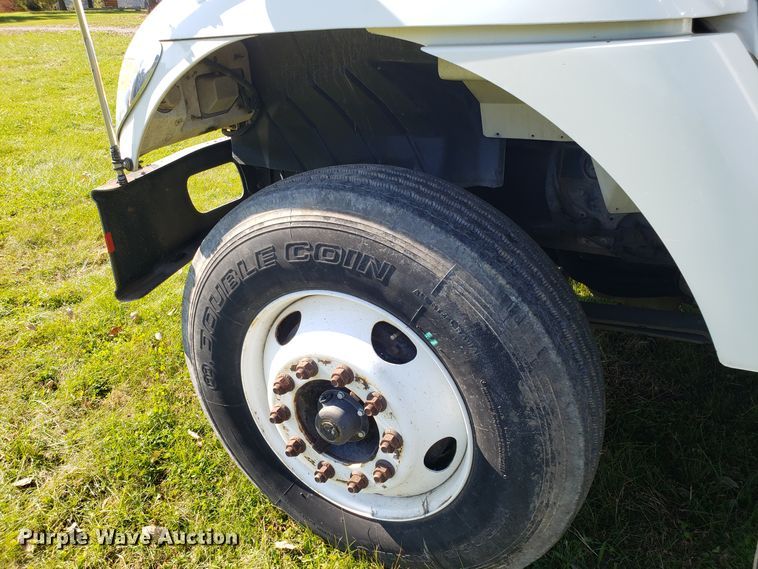 image for item EK9101 2006 International 7400 utility truck