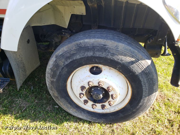 image for item EK9101 2006 International 7400 utility truck