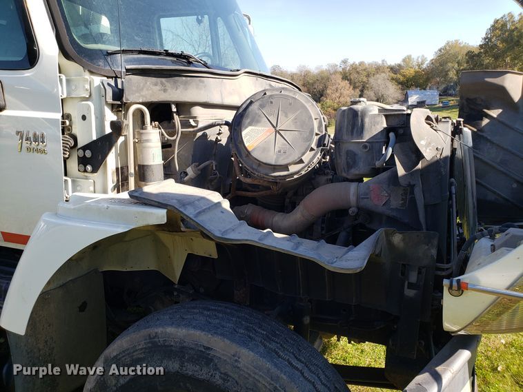 image for item EK9101 2006 International 7400 utility truck