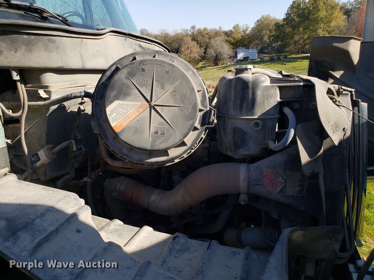 image for item EK9101 2006 International 7400 utility truck