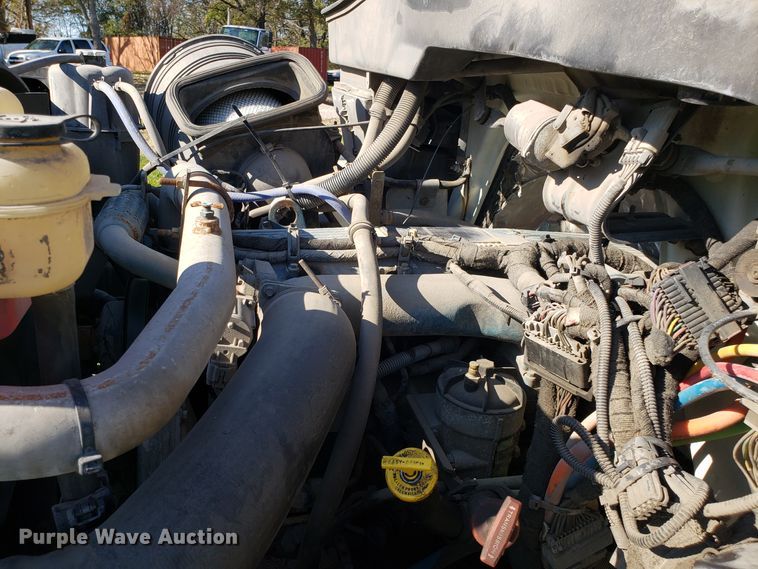 image for item EK9101 2006 International 7400 utility truck