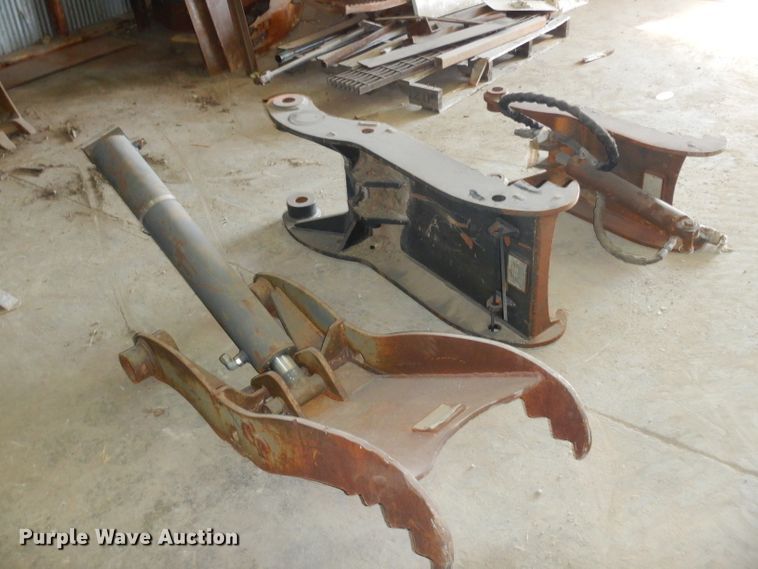 image for item FA9828 (3) hydraulic excavator thumbs