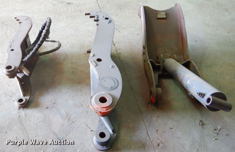 image for item FA9828 (3) hydraulic excavator thumbs