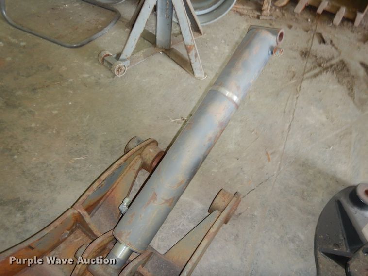 image for item FA9828 (3) hydraulic excavator thumbs