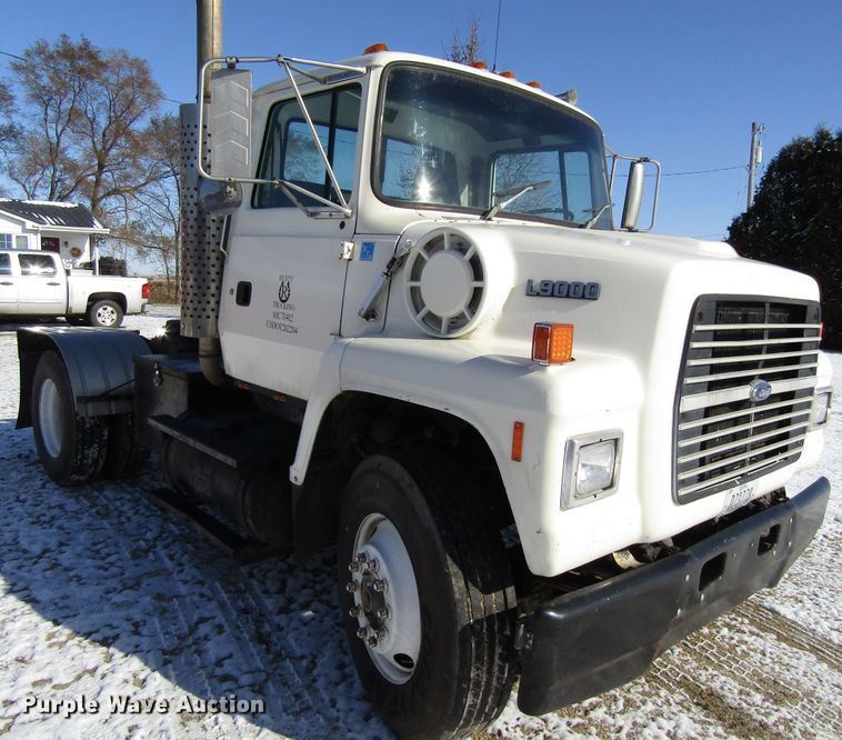 image for item FD9303 1991 Ford L9000 semi truck