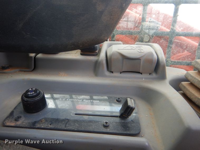 image for item FF9137 2017 Kubota SVL95-2S skid steer