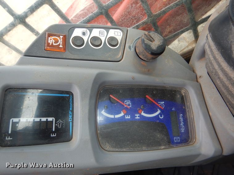 image for item FF9137 2017 Kubota SVL95-2S skid steer