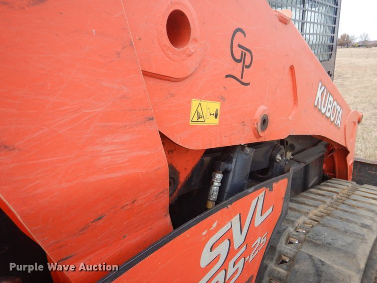 image for item FF9137 2017 Kubota SVL95-2S skid steer