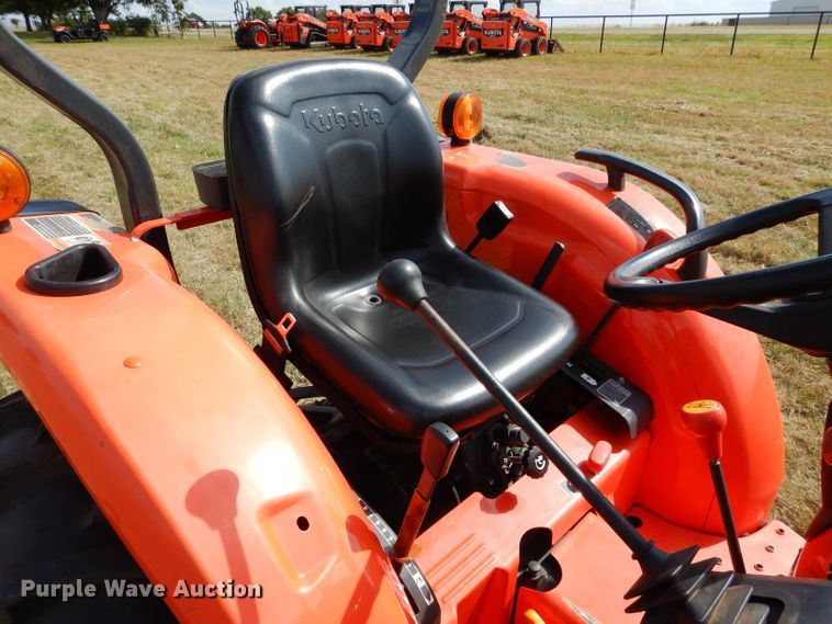 image for item GC9640 2017 Kubota L3301D MFWD tractor