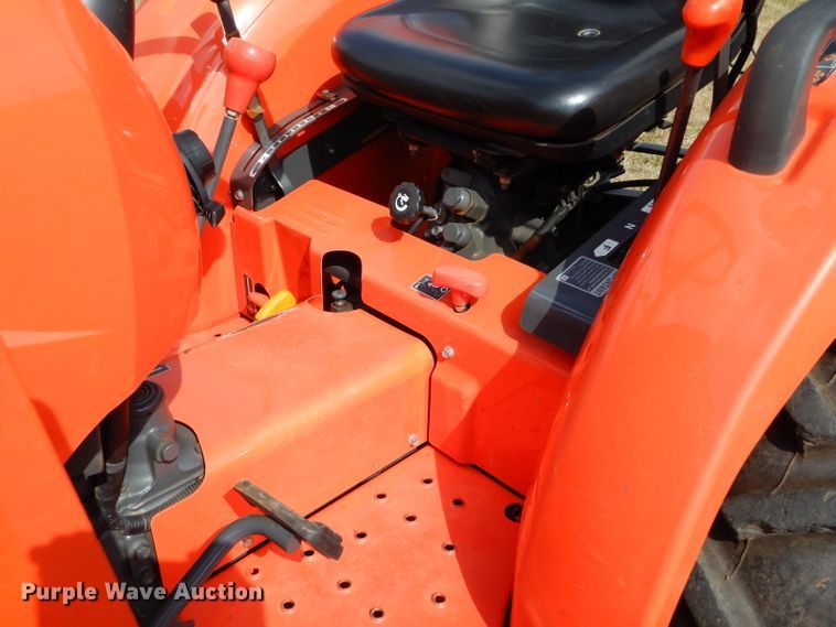 image for item GC9640 2017 Kubota L3301D MFWD tractor