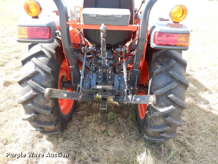image for item GC9641 2017 Kubota L3301D MFWD tractor