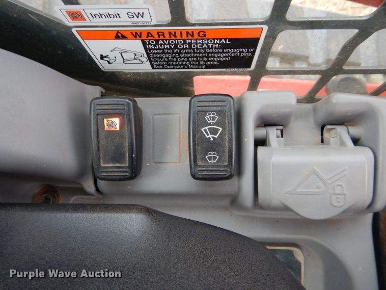 image for item GC9669 2017 Kubota SVL95-2S skid steer