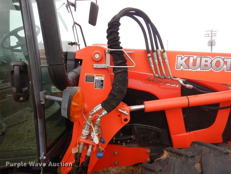 image for item GC9679 2017 Kubota M5-091D MFWD tractor