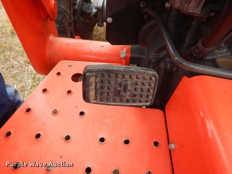 image for item GC9686 2017 Kubota L3301D MFWD tractor