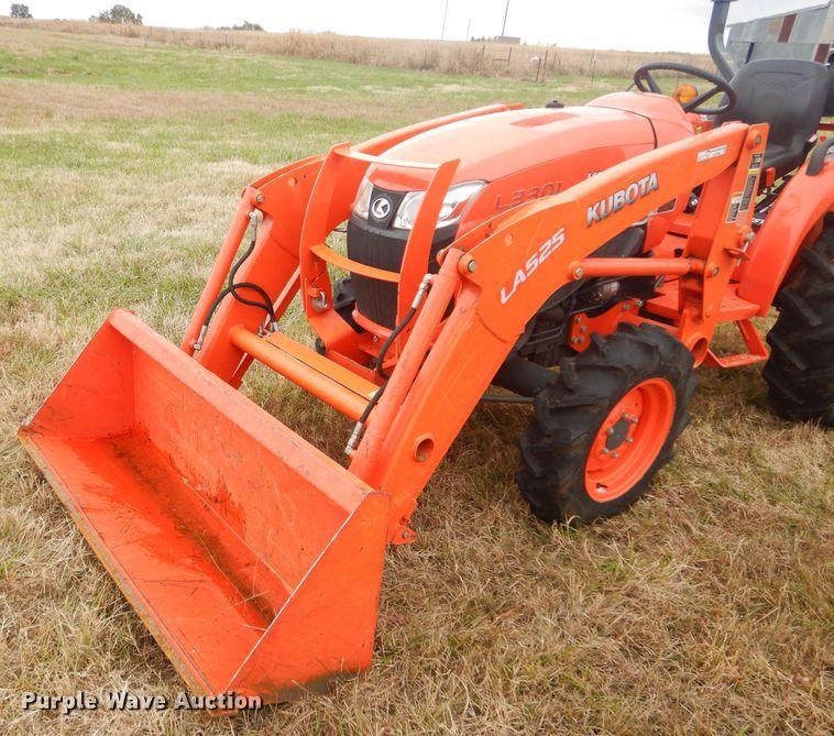 image for item GC9686 2017 Kubota L3301D MFWD tractor
