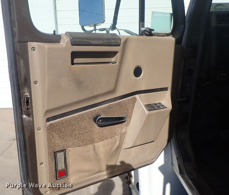 image for item DB7547 1992 International 4700 feed mixer truck