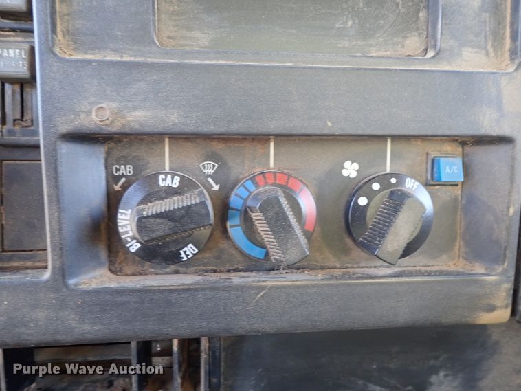 image for item DB7547 1992 International 4700 feed mixer truck