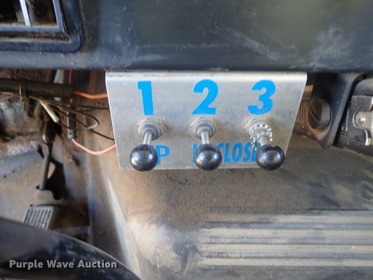 image for item DB7547 1992 International 4700 feed mixer truck