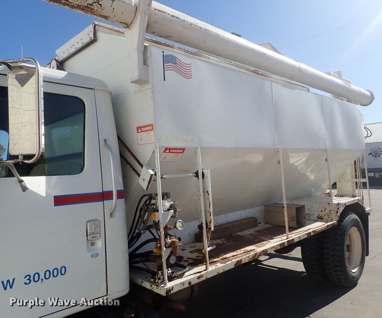 image for item DB7547 1992 International 4700 feed mixer truck