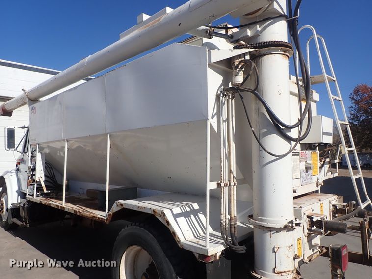 image for item DB7547 1992 International 4700 feed mixer truck