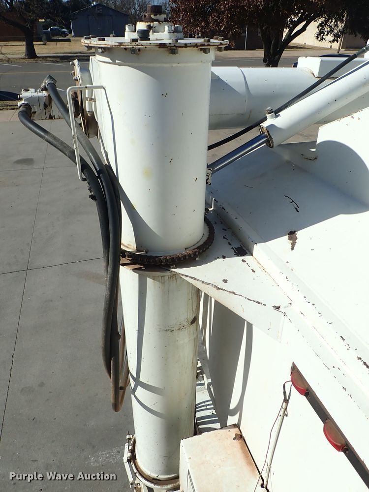 image for item DB7547 1992 International 4700 feed mixer truck