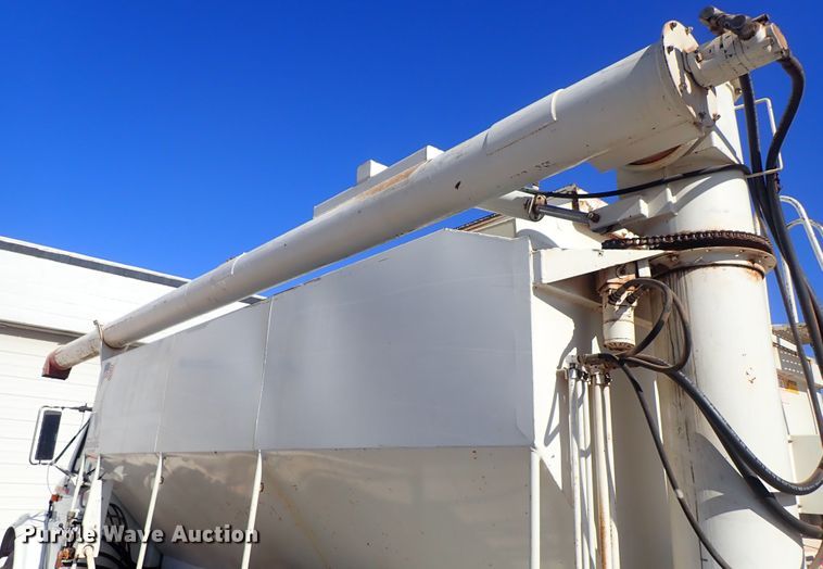 image for item DB7547 1992 International 4700 feed mixer truck