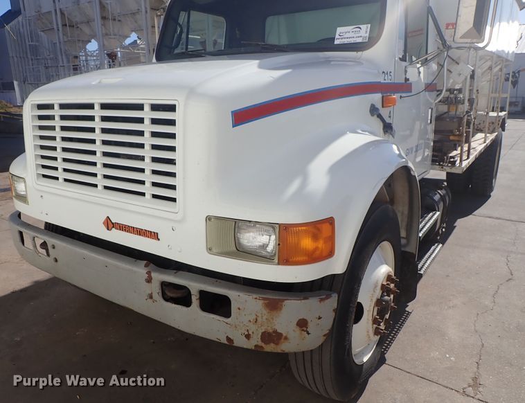 image for item DB7547 1992 International 4700 feed mixer truck