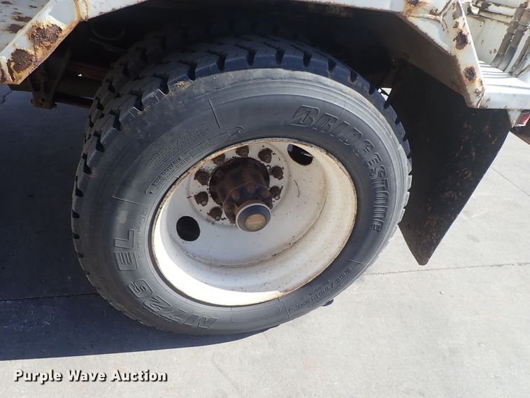 image for item DB7547 1992 International 4700 feed mixer truck