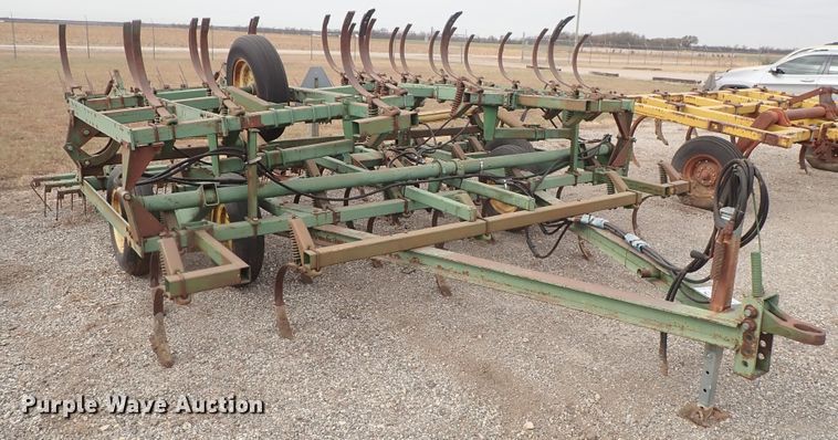 image for item DB7569 John Deere 1010 cultivator