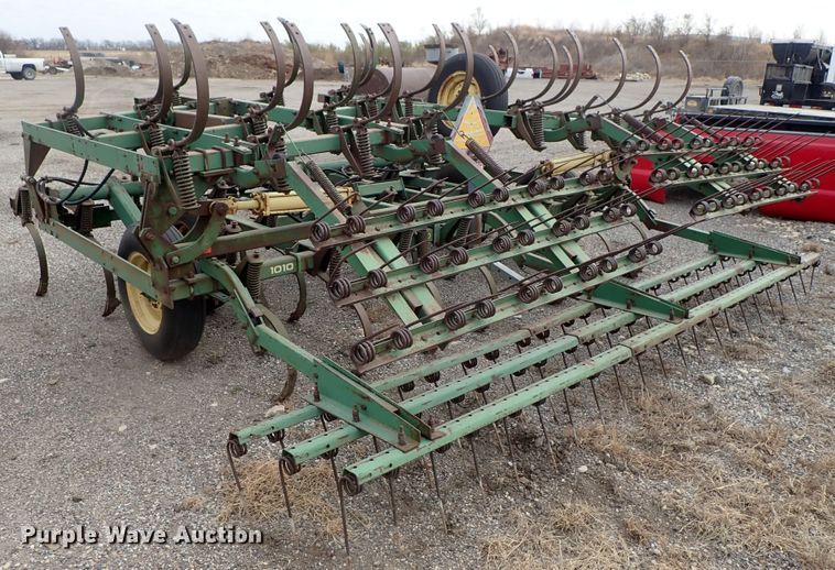 image for item DB7569 John Deere 1010 cultivator