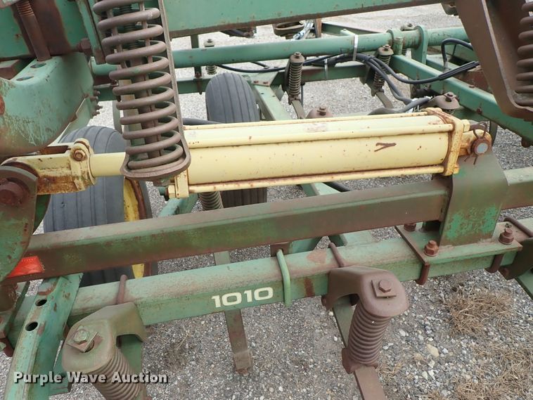 image for item DB7569 John Deere 1010 cultivator