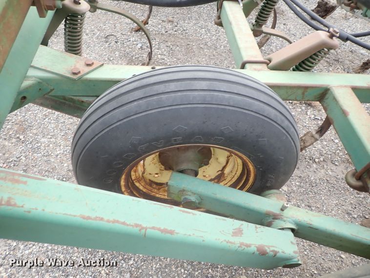 image for item DB7569 John Deere 1010 cultivator