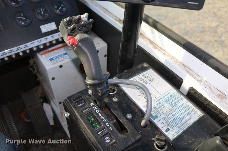 image for item DD6068 2011 Stinger 6500 hay bale stacker