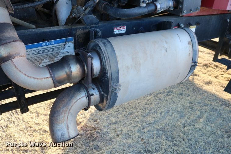 image for item DD6068 2011 Stinger 6500 hay bale stacker