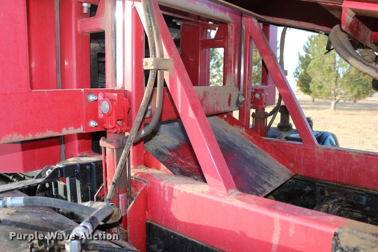 image for item DD6068 2011 Stinger 6500 hay bale stacker