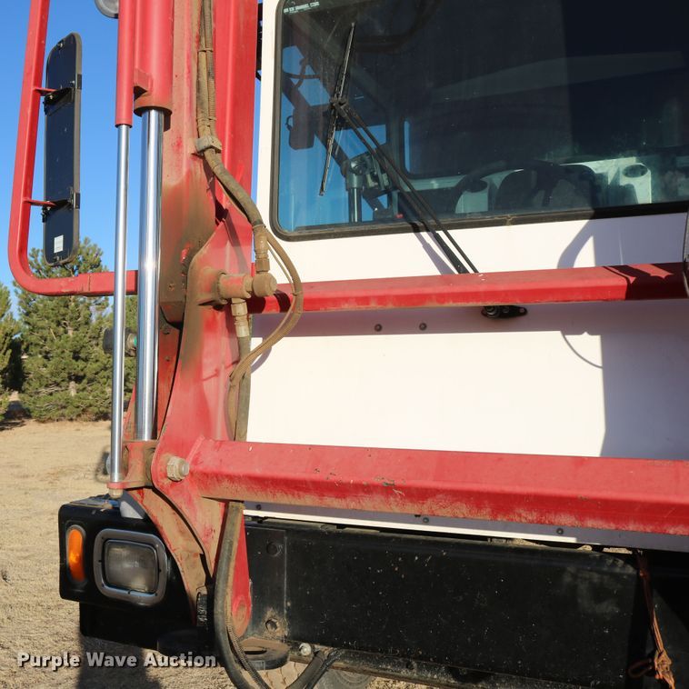 image for item DD6068 2011 Stinger 6500 hay bale stacker