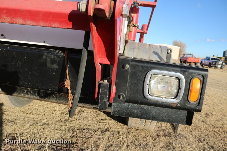 image for item DD6068 2011 Stinger 6500 hay bale stacker