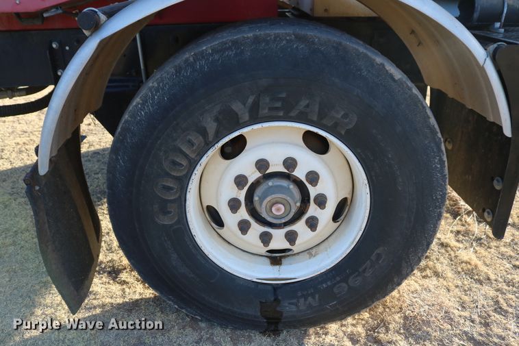 image for item DD6068 2011 Stinger 6500 hay bale stacker