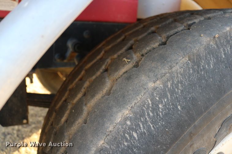 image for item DD6068 2011 Stinger 6500 hay bale stacker