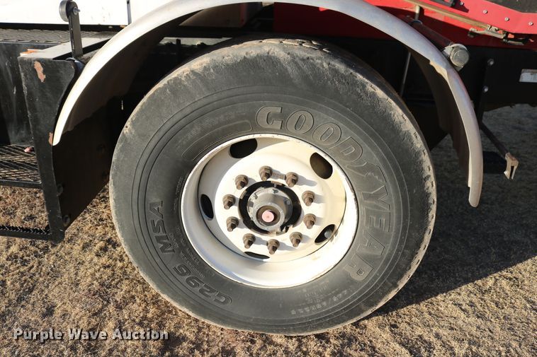 image for item DD6068 2011 Stinger 6500 hay bale stacker