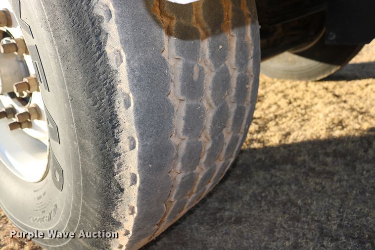 image for item DD6068 2011 Stinger 6500 hay bale stacker