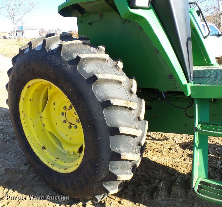 image for item DG5508 1993 John Deere 6200 tractor