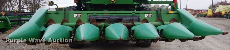 image for item DH2226 1995 John Deere 693 corn head
