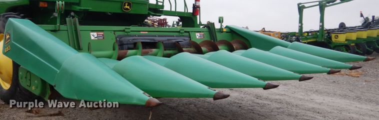 image for item DH2226 1995 John Deere 693 corn head